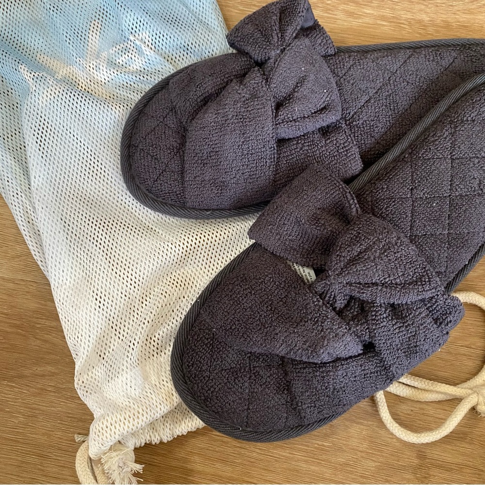 Barefoot Dreams TowelTerry® Sandal in Carbon - Picture 2 of 6